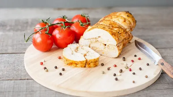 Куриная пастрома: рецепт мяса, которое подойдет для праздничной нарезки