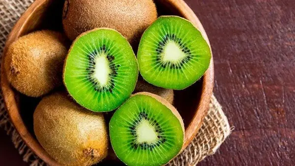 Простая привычка, которая может улучшить ваше здоровье: почему диетологи советуют есть киви