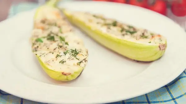Кабачки фаршированные творогом и сыром
