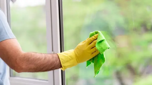 Лайфхак, который поможет помыть зеркало без разводов и любой химии