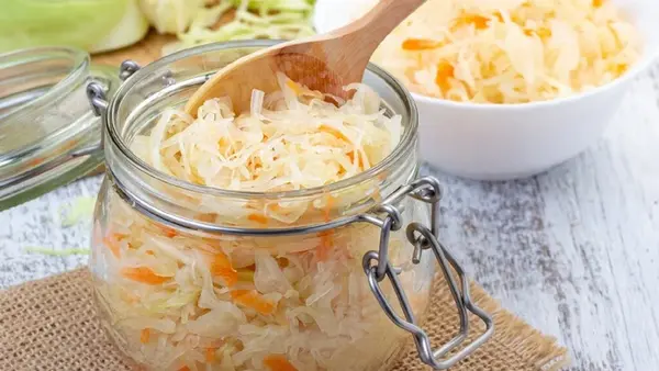 Домашняя квашеная капуста: секрет идеальной хрустящей закуски