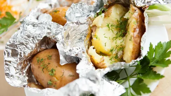 Кулинар раскрыла секрет «идеального» картофеля в мундире с хрустящей корочкой