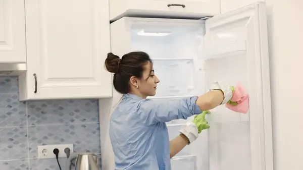 Холодильник больше не нужно размораживать: мастера рассказали, что делать от намерзания льда