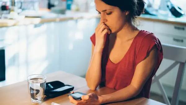 Как стресс влияет на уровень сахара в крови: диетологи указали на 3 ключевых момента