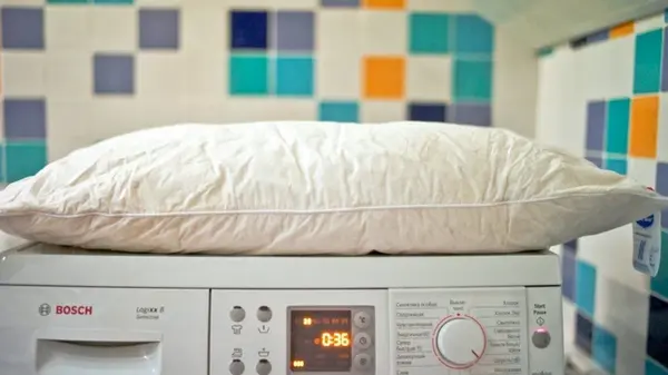 Как стирать подушки: как избавиться от желтых пятен и вернуть белизну