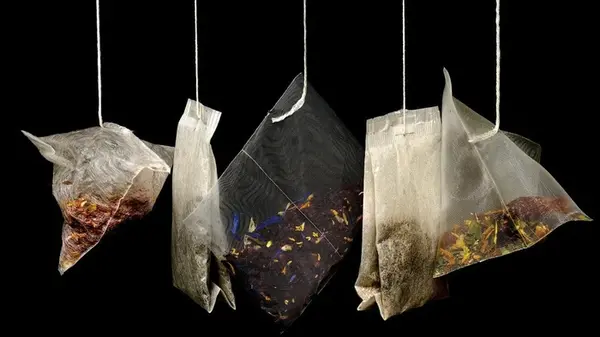 Почему нельзя отжимать пакетик чая: многие не знают