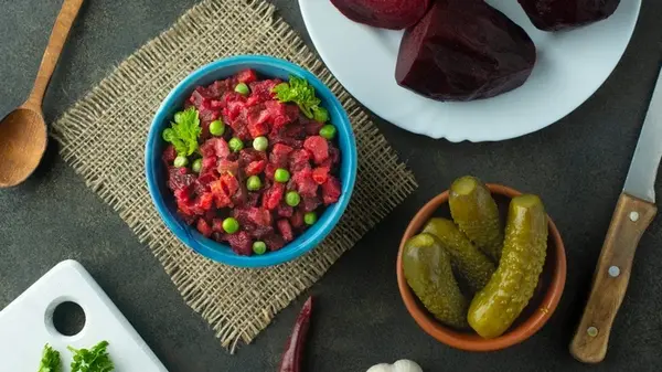 Альтернатива винегрету: рецепт салата из свеклы с солеными огурцами и горошком