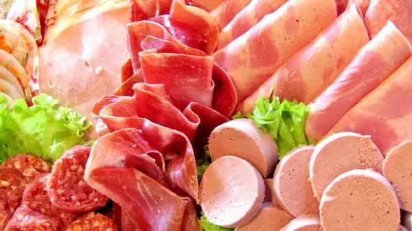 Как не переплатить за «воду» в колбасе: раскрываем секреты состава и выбора настоящего мяса