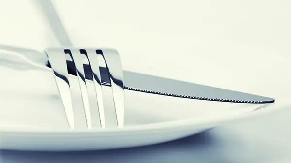 Хозяйки в восторге: хитрый способ, как почистить вилки между зубцами — сияют, как новые