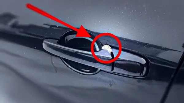 Популярная схема угона: зачем преступники оставляют монету в ручке автомобиля