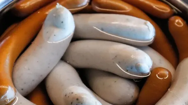 Специалисты развеивают мифы: нужно ли чистить сосиски перед варкой