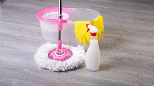 Запах в доме: эксперты назвали 7 средств, которые можно добавить в воду для мытья пола