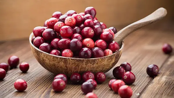 Врачи называют ее недооцененной ягодой: что будет, если есть клюкву каждый день