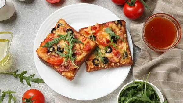 Горячие бутерброды или ленивая пицца: рецепт быстрого перекуса