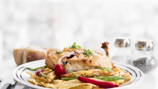 Когда ужинать, чтобы худеть зимой: эксперт назвала идеальное время