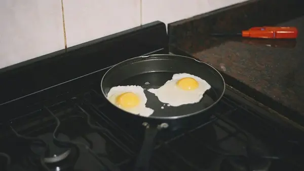 Не мойте сковороду сразу после жарки яиц: совет, который сохранит вашу посуду на годы