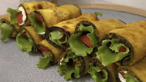 Рулетики из баклажанов: рецепт легкой и яркой закуски