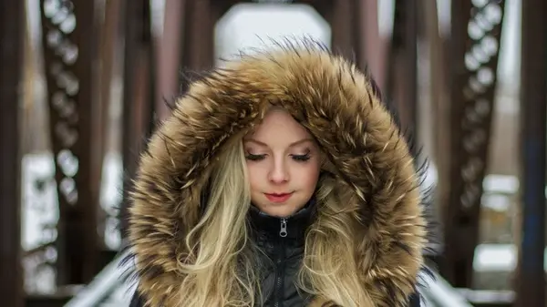 Забудьте о долгой сушке: как стирать пуховик дома и при чем здесь чистое полотенце