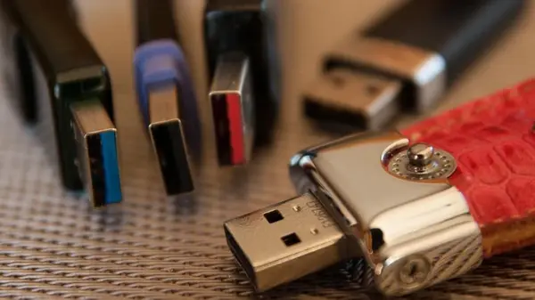 Для чего нужны квадратные отверстия на USB: они не для красоты