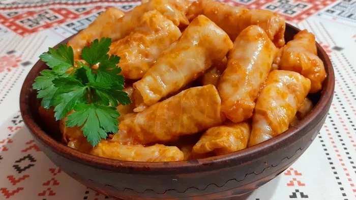 Как правильно тушить голубцы, чтобы начинка была сочной, а капустные листья — идеально нежными