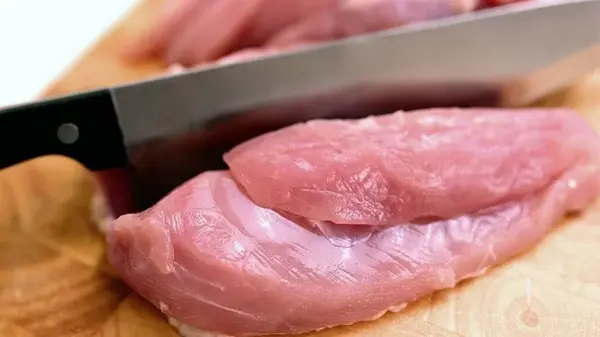 Как нужно размораживать мясо: безопасные и эффективные способы сохранения сочности и вкуса