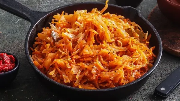 Тушеная капуста с колбасками: рецепт блюда из детства