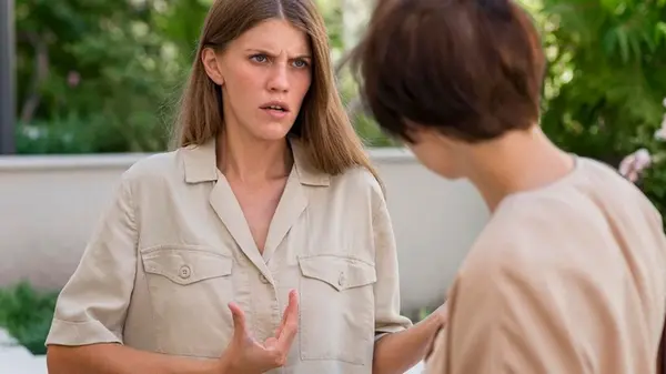 Как общаться с теми, кто вас не любит: советы, которые помогут сохранить внутреннее спокойствие