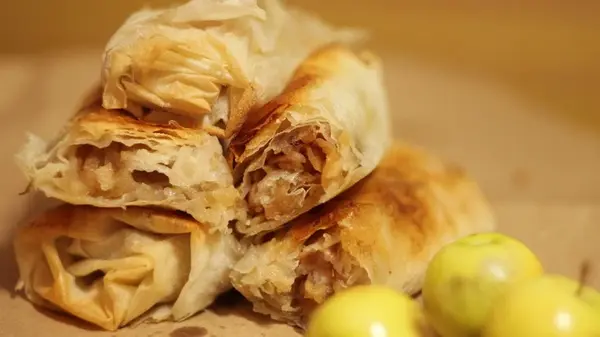 Рулеты из лаваша с яблоками: очень простой рецепт