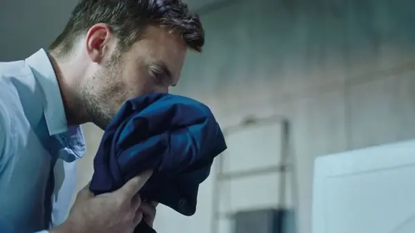 Как избавиться от запаха пота на верхней одежде без стирки