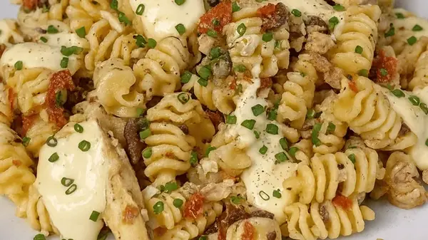 Салат с макаронами и курицей: интересный рецепт