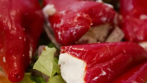 Сладкий перец, фаршированный брынзой: рецепт пикантной закуски