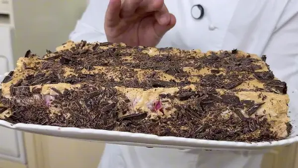 Вкусный торт с вишнями без выпечки: готовится из доступных ингредиентов