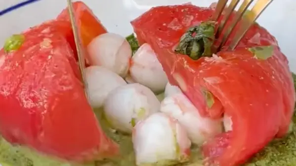 Салат Капрезе с фаршированным помидором: интересный рецепт