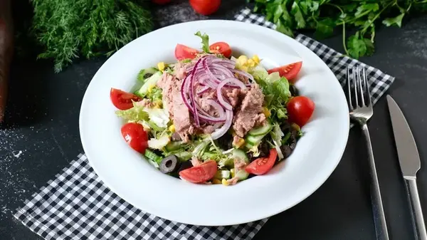 Овощной салат с тунцом: рецепт здорового перекуса