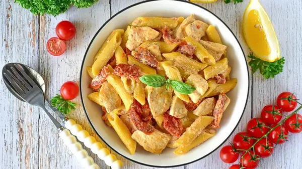 Сливочная паста с беконом и вялеными помидорами: рецепт идеального ужина