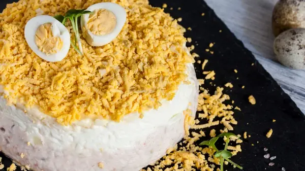 Привычная «Мимоза» будет по-новому смаковать — вместо майонеза используйте другую заправку