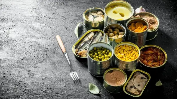 Диетолог назвала 6 самых полезных консервов, которые следует держать в кладовке