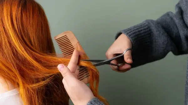 Лунный календарь стрижек на декабрь 2025 года: когда лучше стричься и красить волосы