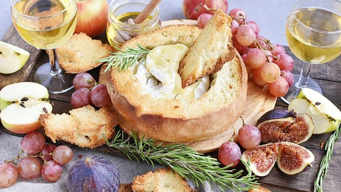 Камамбер, запеченный с багетом и черри: рецепт французской закуски