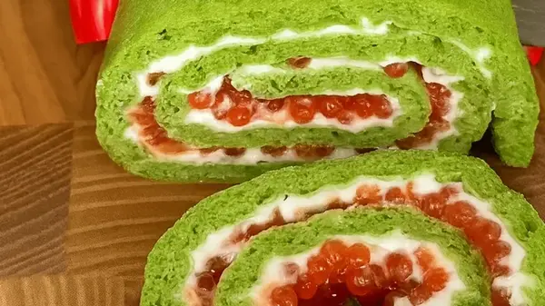 Шпинатный рулет с крем-сыром и икрой: рецепт яркой закуски, которая украсит любой стол
