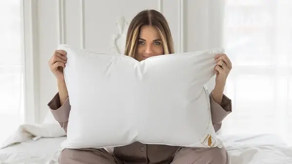 Чем отмыть пожелтевшую подушку: бюджетное средство, которое работает