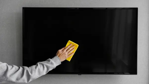 Вы делаете это неправильно: эксперты раскрыли опасную ошибку во время чистки телевизора