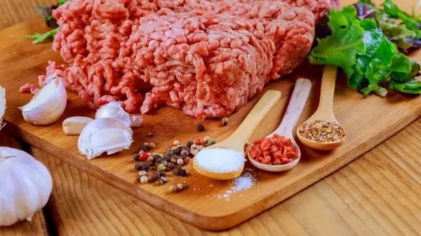 Зачем в фарш для котлет добавляют газировку: лайфхак для сочности