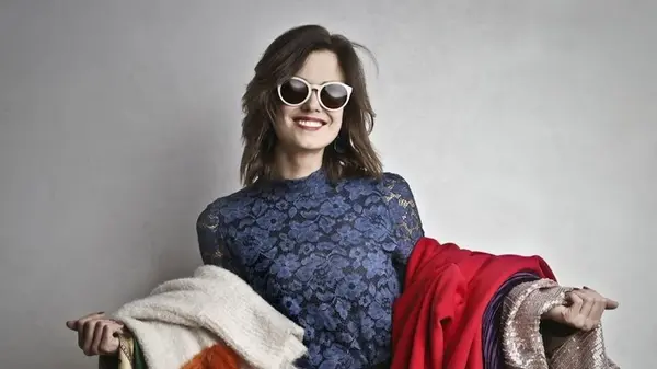 Двенадцать вещей в вашем гардеробе, от которых стилисты советуют срочно избавиться