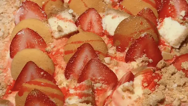 Банановый пудинг с клубникой и чизкейком: десерт, который покоряет с первой ложки