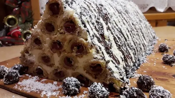 Десерт детства: пляцок с вишнями и сметаной «Смерековая изба» возвращается в моду — рецепт