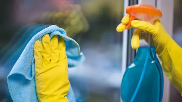 Помойте окна один раз — и забудьте о леде и запотевании: простое домашнее средство