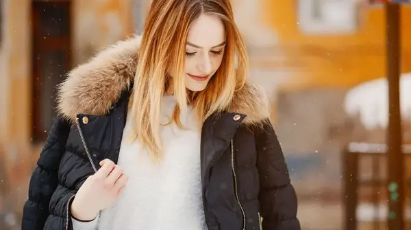 Куртка снова свежая: чем убрать неприятный запах без стирки