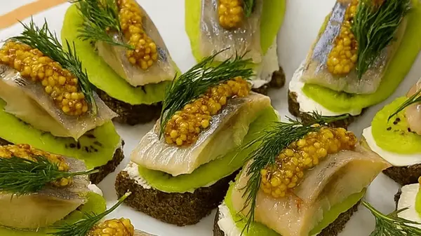 Бутерброды с селедкой и киви: рецепт интересной закуски