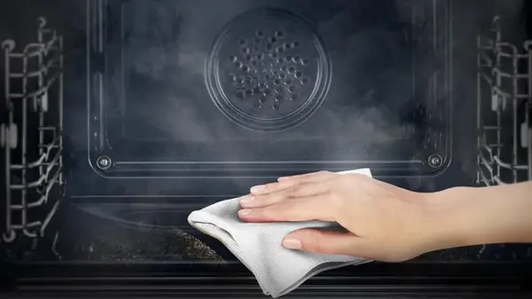 Как за минуту отчистить духовку: эксперты раскрыли эффективный метод